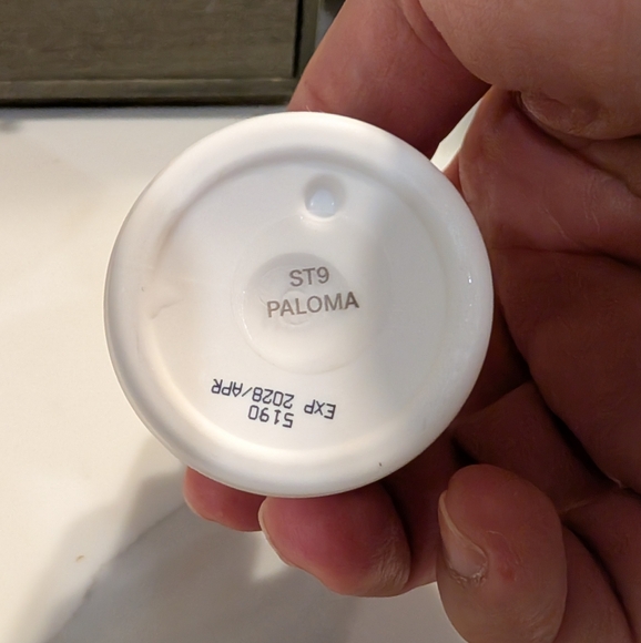 Super Serum Skin Tint SPF 40 - Fragrance-Free Foundation. Shade 9 Paloma - Picture 3 of 3